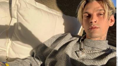 ”Mi pequeño está muerto por culpa de ella y de su búsqueda incansable por el dinero”, escribió la madre del cantante.