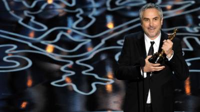 El cineasta mexicano Alfonso Cuarón, que de niño soñaba con ser astronauta, subió este domingo a la estratosfera de Hollywood al convertirse en el primer latinoamericano, e hispanohablante, en ganar el Óscar a mejor director por su odisea espacial 'Gravedad'.