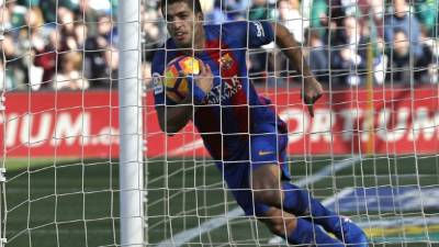 Luis Suárez fue el encargado de emparejar los cartones. Foto EFE.