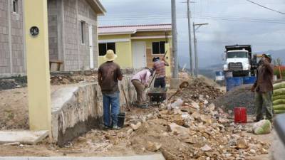 Industria. Albañiles trabajando en un proyecto residencial