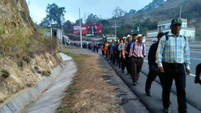 Indígenas caminan a la altura de El Durazno en la CA-5.