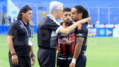 Jonathan McDonald hablando con el entrenador de Alajuelense, Benito Floro. Foto Ronald Aceituno