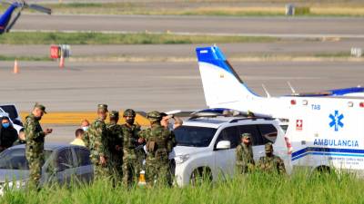 Militares resguardan el aeropuerto de Cúcuta tras los ataques terroristas registrados este martes.