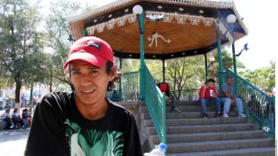 El hondureño Emanuel Obando duerme en la Plaza de Armas, frente a la Catedral, por falta de espacio.