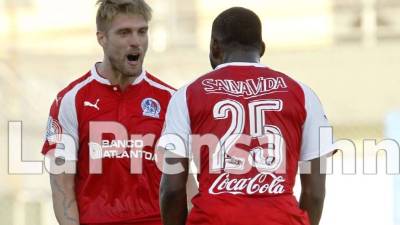 Walter García celebrando con Jorge Bengoché, los dos anotadores de los goles del Olimpia ante Platense.