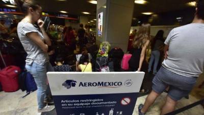 Más de 200 pasajeros mexicanos llevan más de dos semanas varados en aeropuerto de Madrid.