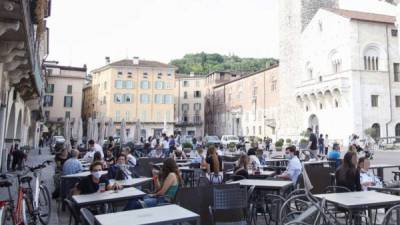 Tras dos meses de encierro por la pandemia de coronavirus, Italia dio un nuevo paso este lunes a su nueva normalidad con la reapertura de comercios y restaurantes.