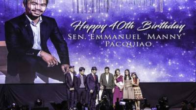 Manny Pacquiao celebró su cumpleaños 40 en un centro comercial de la ciudad General Santos en Filipinas, su país natal.