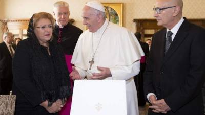 Pese a encontrárse de manteles largos, el pontífice no interrumpió su agenda.