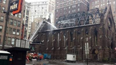 El incendio destruyó el templo, solo quedaron las bases y paredes.