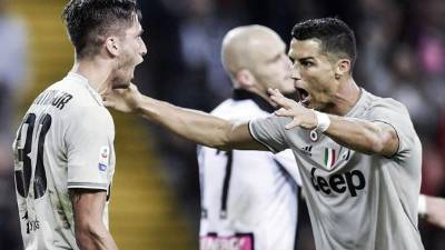 Rodrigo Bentancur y Cristiano Ronaldo celebrando el primer gol de la Juventus contra Udinese. Foto @juventusfcen
