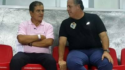 Jorge Luis Pinto en las gradas del estadio de Panamá dialogando con Ramón Cardoze, vicepresidente de la federación panameña. Foto Twitter @Rarchibold