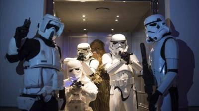 El periódico del Vaticano, L'Osservatore Romano, publicó hoy una crítica sobre la séptima y última entrega de la saga 'Star Wars', 'The Force Awakens', una cinta que tildó de decepcionante, confusa, sosa y chabacana.