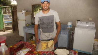 Tobías está cerca de convertirse en abogado y es un amante de la cocina.