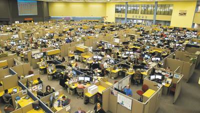 Schneider National Inc. utiliza software para rastrear sus camiones y ver si los conductores, como Pete Whitaker (der.), manejan de forma segura.