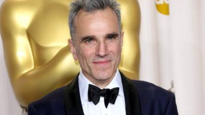 Daniel Day-Lewis ha anunciado por medio de su vocera Leslee Dart que su ciclo interpretativo ha llegado a su final, o que se retira de la actuación.Para los amantes del cine la noticia es muy mala, ya que Day-Lewis es uno de los mejores actores que se han visto en la historia del cine. Es el único en ganar tres premios Óscar a mejor actor.