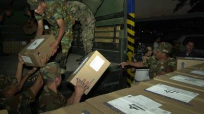 Policias Militares FF.AA. Preparativos Elecciones Internas, Urnas, Cajas tintas, Tribunal Supremo Electoral TSE, Tegucigalpa 10 Febrero 2005