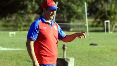 Pedro Troglio llegó con las pilas recargadas a las prácticas del Olimpia. Foto Ronald Aceituno