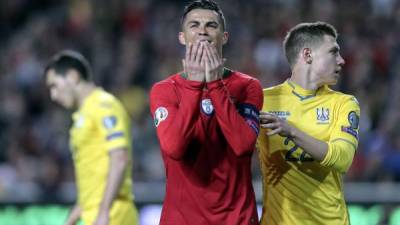 Cristiano Ronaldo se lamenta luego de no poder marcar contra Ucrania. Foto EFE