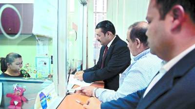 Diputados y David Romero ayer en la Corte.