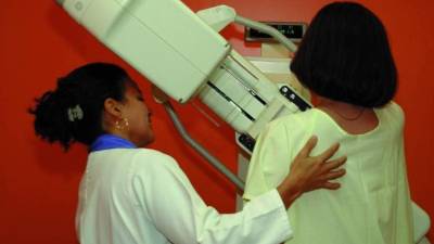 Una paciente es atendida en la Liga contra el Cáncer.