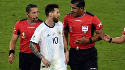 Messi le reclama al árbitro ecuatoriano Roddy Zambrano. Foto AFP