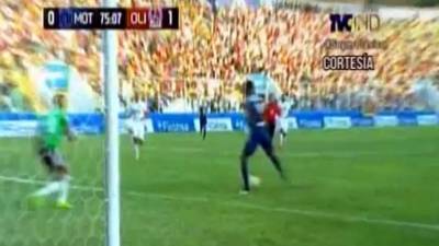 Román Rubilio Castillo falló esta ocasión clara para el Motagua ante el Olimpia.