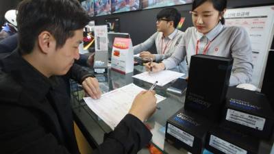 Los clientes siguen devolviendo sus Galaxy Note 7, como este hombre en un comercio de Seúl.