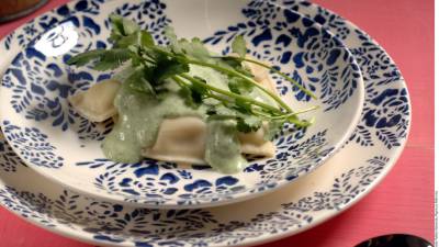 ravioles en salsa de aguacate y cilantro.