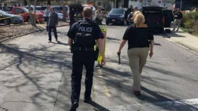 La policía esta tratando de intervenir en la toma de rehenes.
