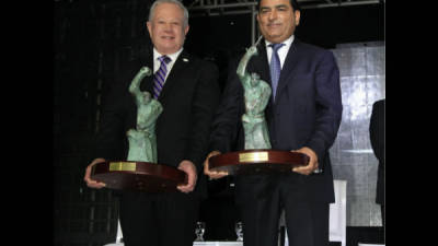 Los empresarios Roger Valladares y Yusuf Amdani recibieron anoche la estatuillaEl Forjador, premio otorgado por la Cámara de Comercio e Industrias de Cortés