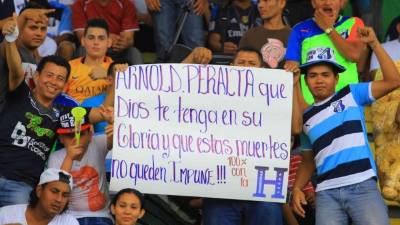 Aficionados recuerdan con pancartas a Arnold Peralta.
