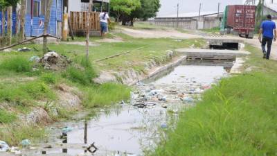 En la gráfica se ve el agua estancada en el colector. Al costado hay unos comedores. Foto Franklyn Muñoz