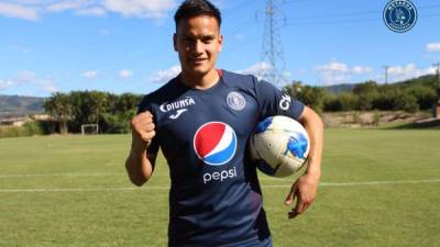 Diego Auzqui posando con la camiseta del Motagua. Foto Twitter Motagua.