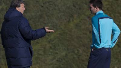 'Tata' Martino conversa con Messi durante un entrenamiento.