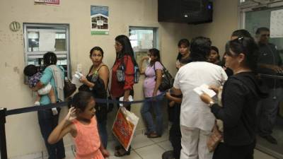 Derechohabientes aún se quejan por falta de medicinas en las farmacias del IHSS.
