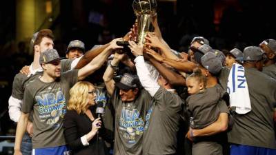 Los jugadores de los Warriors levantando el título de campeones de la NBA. Foto AFP