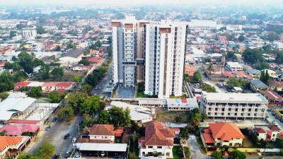 <b>Debido a la densa capa de humo, en San Pedro Sula prácticamente no se ve la montaña de El Merendón. Foto/drone: Melvin Cubas.</b>