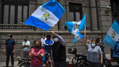 Los guatemaltecos han salido a las calles para exigir el fin de las medidas de cuarentena, pese al explosivo incremento de casos en el país.