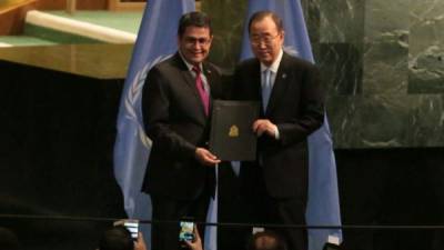 El presidente de Honduras, Juan Orlando Hernández, saluda al Secretario General de la ONU, Ban Ki-moon.