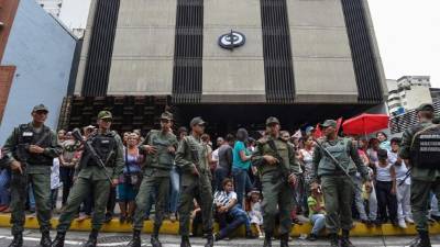 Miembros de la Guardia Nacional Bolivariana ante el edificio del Ministerio Público en Caracas.