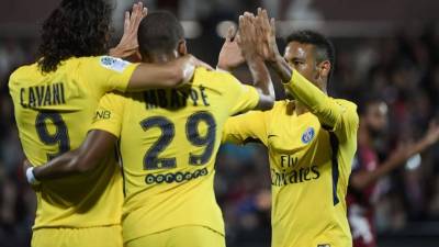 Mbappé, Cavani y Neymar celebrando uno de los goles del partido ante el Metz. Foto AFP