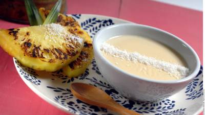 Gelatina de piña y coco.