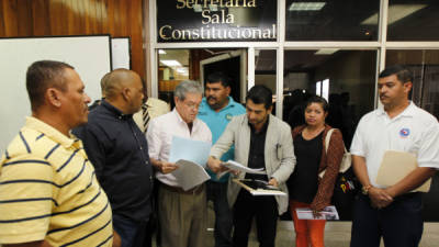 Miembros del Coprumh junto a su abogado Fredín Funes en la Sala de lo Constitucional.