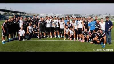 Cristiano comparte su último galardón con su familia madridista. (Foto: @RealMadrid).