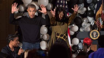 Obama y Michelle bailaron al ritmo de Thriller durante la celebración de Halloween. AFP.
