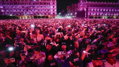 Shakira despidió este domingo a sus fans en México con un concierto gratuito totalmente abarrotado en el Zócalo y sus alrededores, donde además anotó un nuevo récord de asistencia con más de 400.000 espectadores en el centro capitalino.