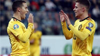 Los hermanos Hazard -Eden y Thorgan- lideraron la victoria de Bélgica contra Rusia. Foto EFE