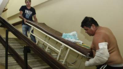 Cuando se daña el ascensor, los pacientes fracturados deben subir y bajar por las gradas hasta el cuarto piso, que es el área de ortopedia.