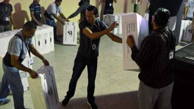 Empleados del Tribunal Supremo Electoral de Honduras trabaja con material electoral en Tegucigalpa (Honduras). EFE